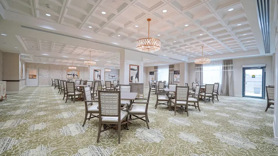 Alternative view of dining room at Chartwell Highland Park