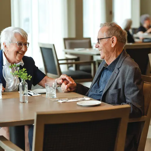 Chartwell senior resident couple having a good time together / Un couple de résidents seniors de Chartwell passe un bon moment ensemble