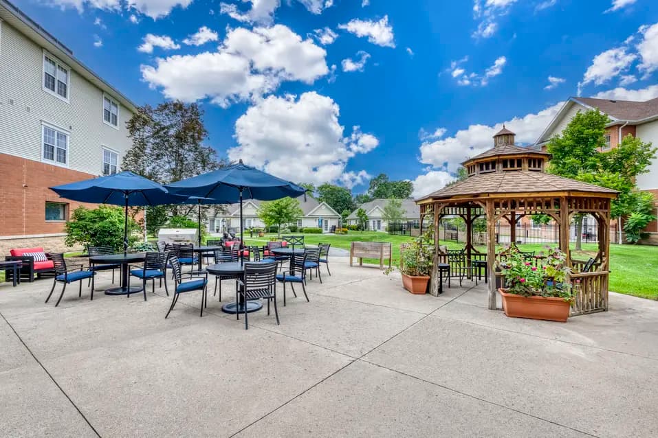 Gazebo and outdoor patio with landscaped garden views at Chartwell Welland / Gazebo et terrasse extérieure avec vue sur les jardins paysagers à Chartwell Welland