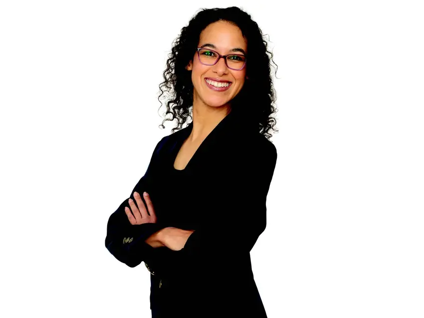 Confident looking woman wearing black frame glasses and black suits / Une femme à l'allure assurée, portant des lunettes à monture noire et un tailleur noir