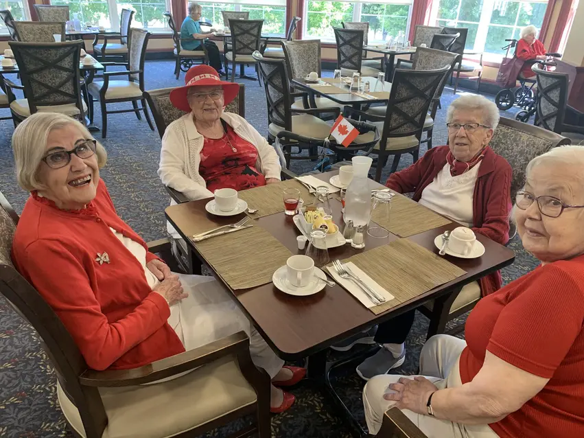 Residents at Chartwell Terrace on Square celebrating Canada Day / Les résidents de Chartwell Terrace on Square célèbrent la fête du Canada