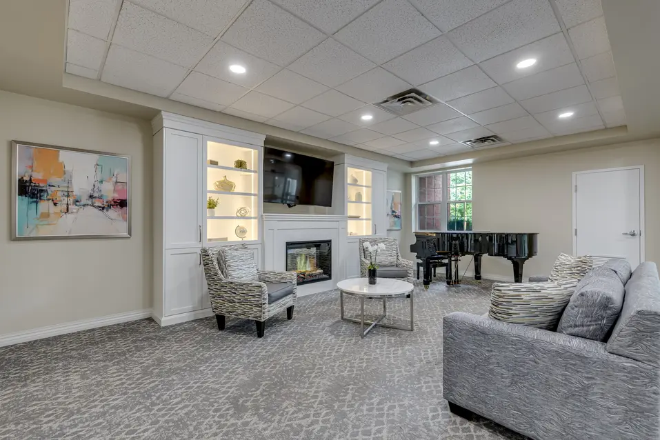 Reception lobby with welcome desk and comfortable seating at Chartwell Welland / Hall d’accueil avec comptoir de réception et sièges confortables à Chartwell Welland