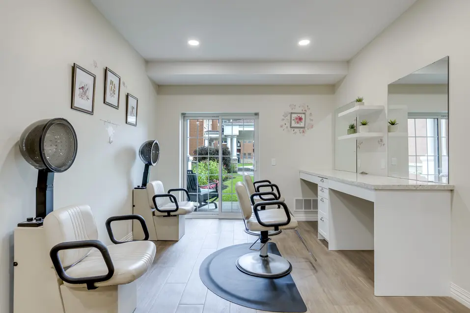 Full-service hair salon with styling stations at Chartwell Welland / Salon de coiffure complet avec postes de stylisme à Chartwell Welland