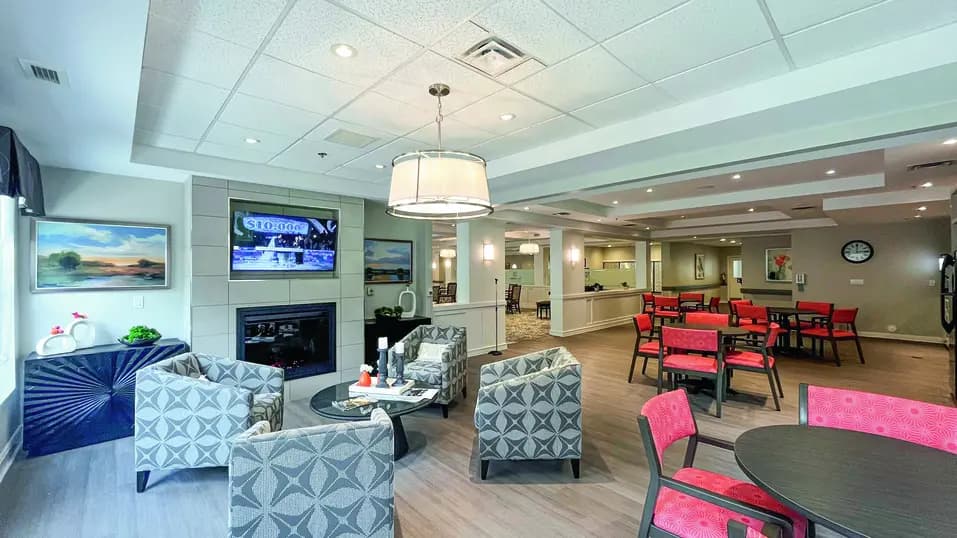 Lounge room with table and chairs at Chartwell Dufferin Centre