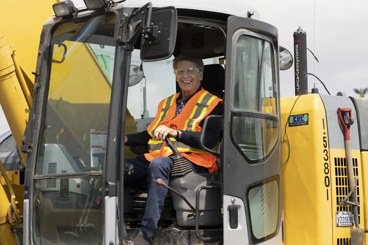 Senior man sitting on a excavating equipment / Un homme âgé assis sur un engin d'excavation