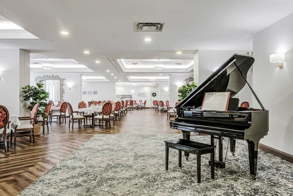 Elegant dining room with piano and restaurant-style seating at Chartwell ValleyVista / Élégante salle à manger avec piano et sièges de style restaurant à Chartwell ValleyVista