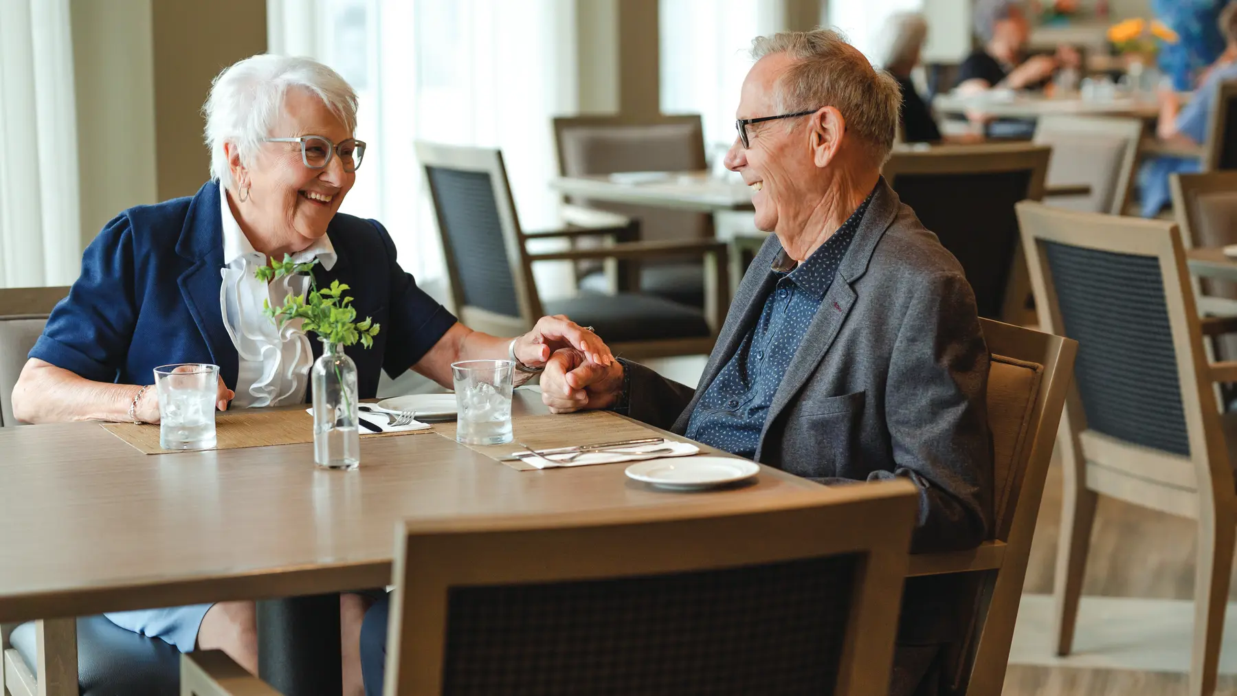 Chartwell senior resident couple having a good time together / Un couple de résidents seniors de Chartwell passe un bon moment ensemble