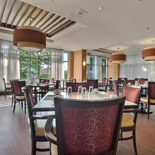 Salle à manger lumineuse Chartwell Jardins Notre-Dame résidence pour retraités retirement residence Dining room