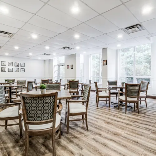 Country kitchen dining area with natural light and casual seating at Chartwell ValleyVista / Salle à manger de style cuisine champêtre avec lumière naturelle et sièges décontractés à Chartwell ValleyVista