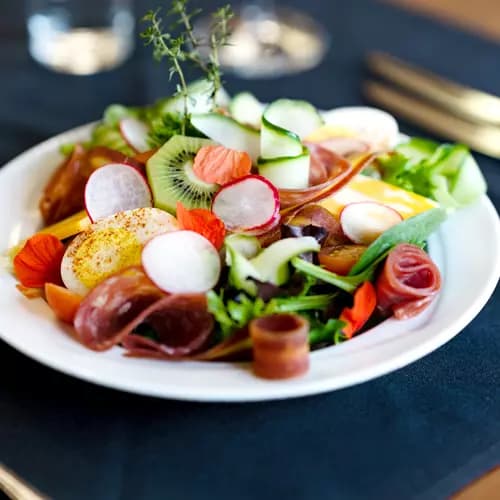 Chartwell Dining Salad with cold cuts, egg, kiwi and other colourful vegetables / Salade Chartwell avec charcuterie, œuf, kiwi et autres légumes colorés