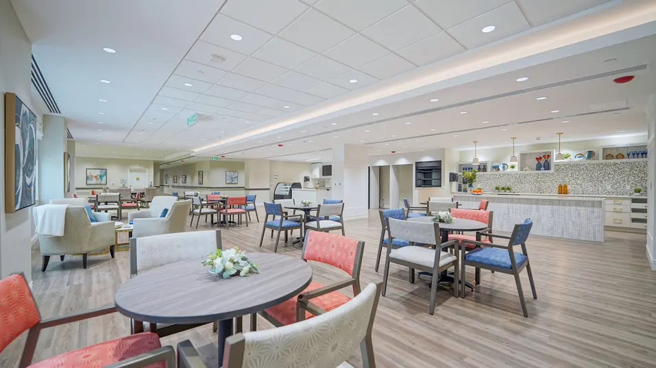 Common area with table and chairs at Chartwell Highland Park