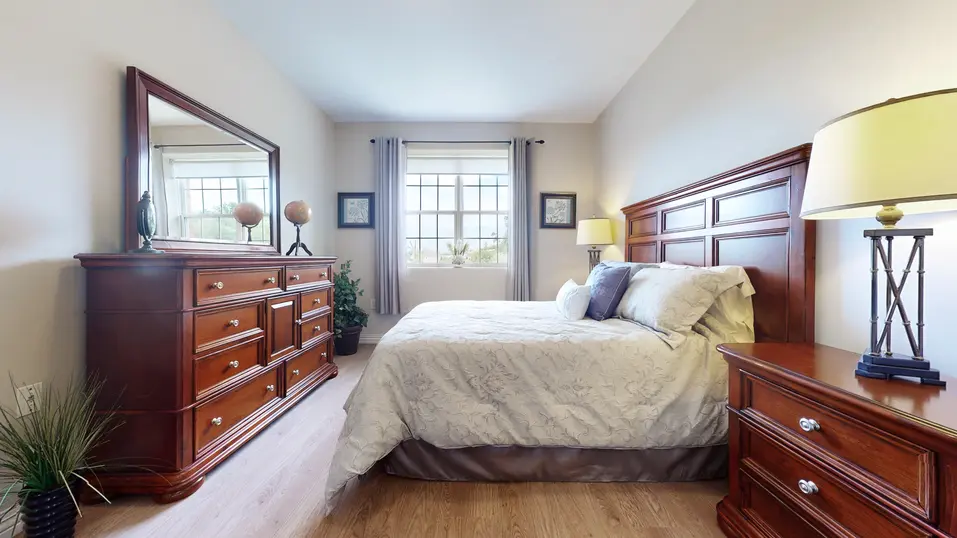 Model suite of bedroom at Chartwell Franklin Park