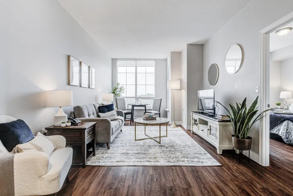 Bright model suite living room with dining area at Chartwell ValleyVista / Salon témoin lumineux avec coin repas à Chartwell ValleyVista