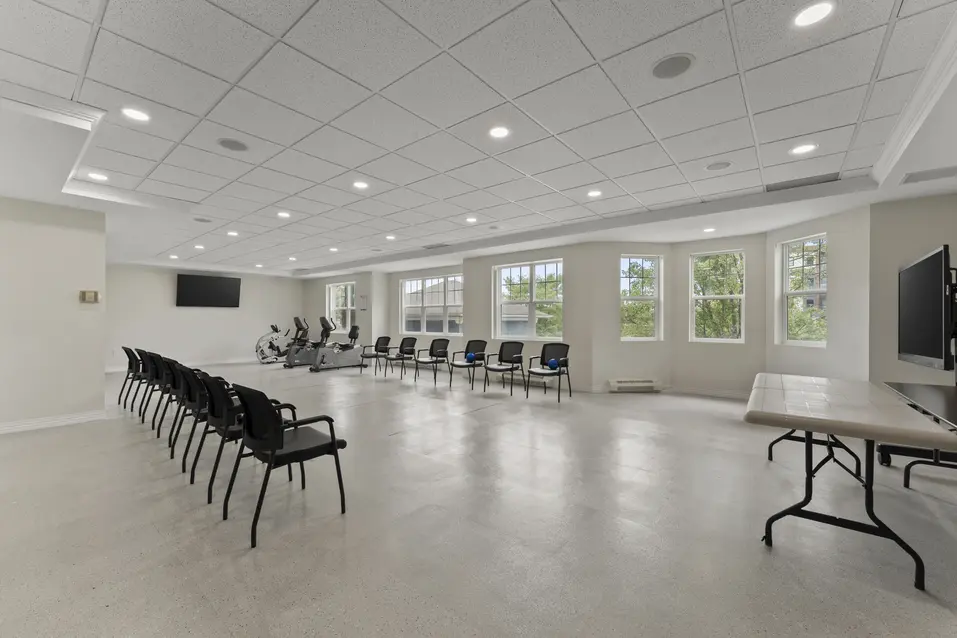 Fitness room with exercise equipment and open workout space at Chartwell Royal Oak Village. / Salle d’entraînement avec appareils d’exercice et espace ouvert au Chartwell Royal Oak Village.