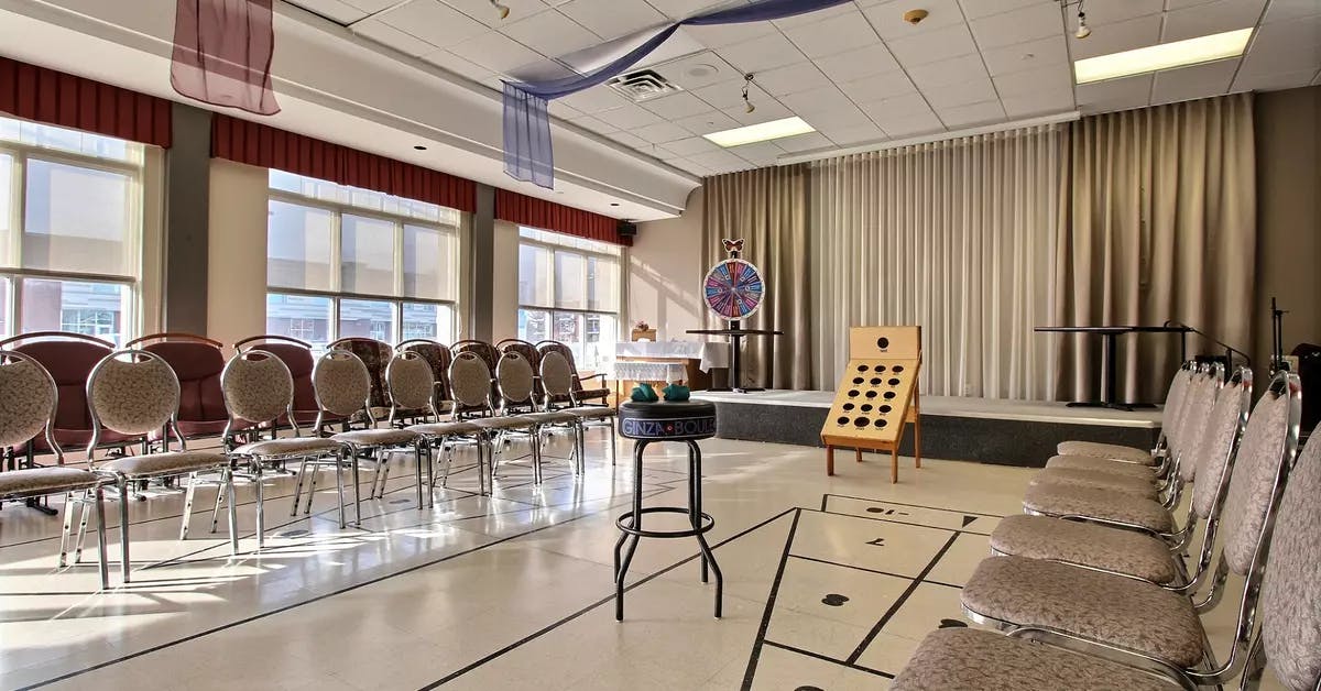 Salle d'activités jeu de poche jeu de palet shuffle board spectacle Chartwell Jardins de la Gare résidence pour retraités
