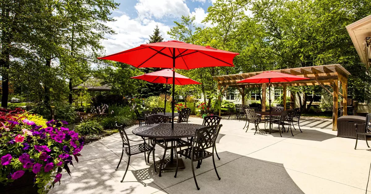Chartwell Royal on Gordon's exterior of the back patio with outdoor tables, chairs and umbrellas