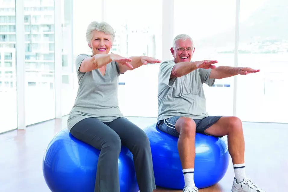Seniors are doing a Yoga on a exercise ball / Des personnes âgées font du yoga sur un ballon d'exercice