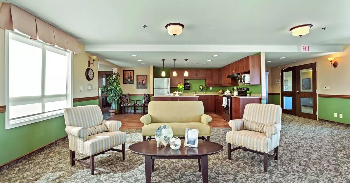 A spacious common area of Chartwell Isabella Retirement Residence 