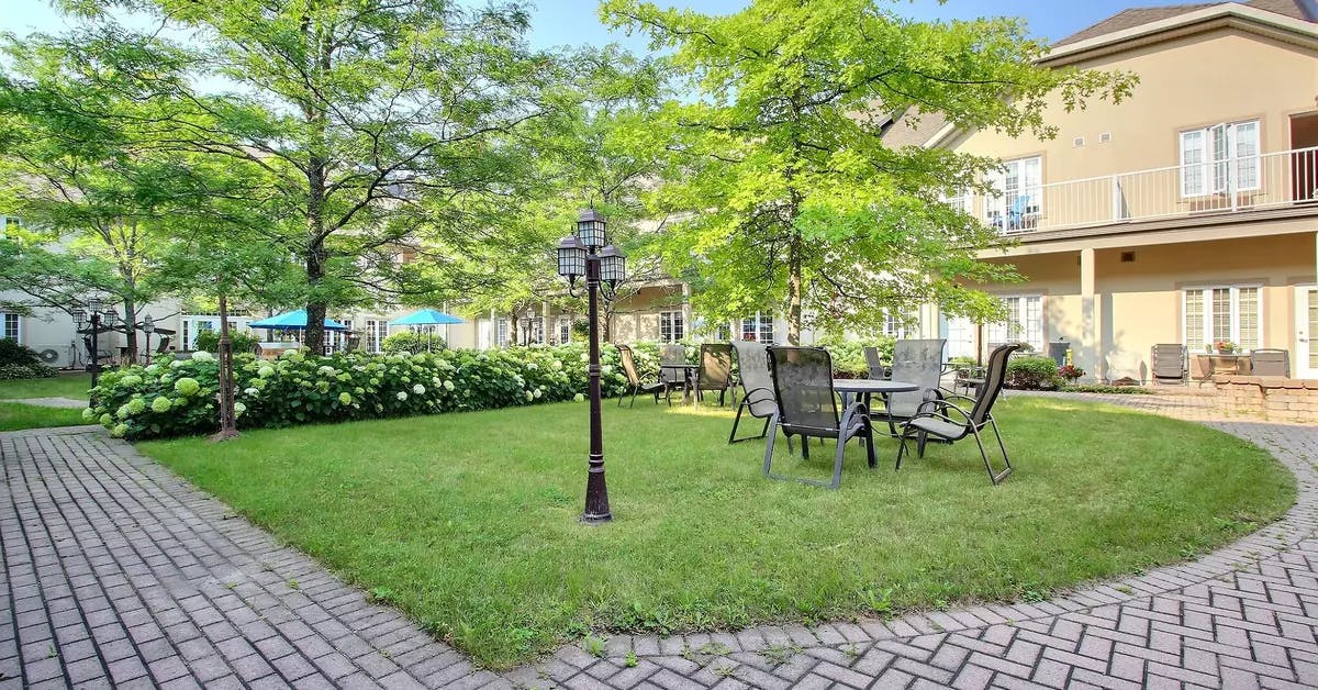 outdoor greenspace at chartwell stonehaven retirement residence