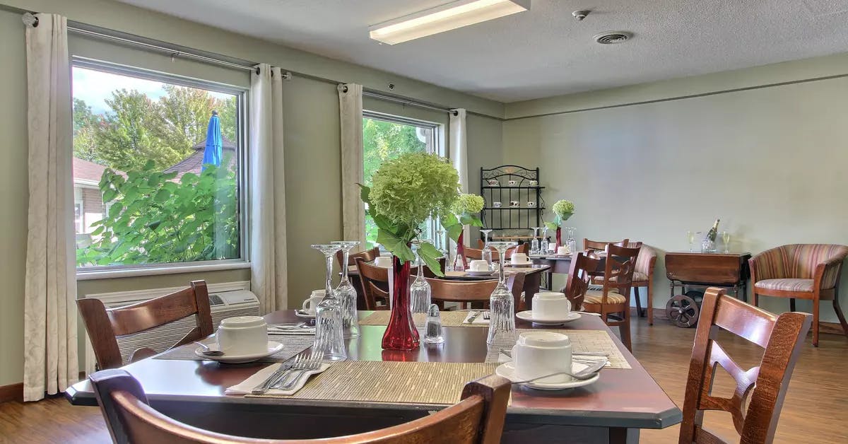 bistro with natural light at chartwell hartford retirement residence