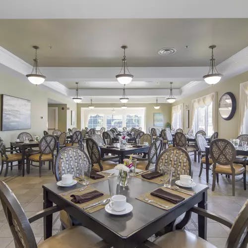 Wonderful dining room at chartwell bayview retirement residence