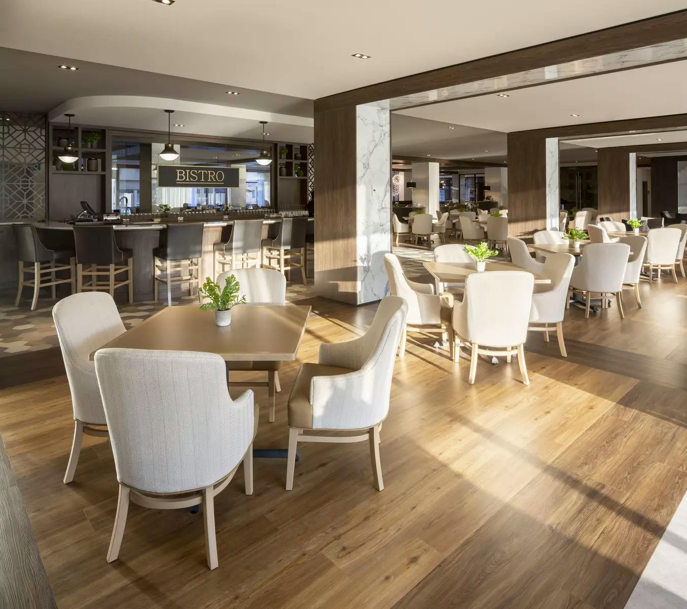 Grande salle à manger de style restaurant Chartwell L'Envol résidence pour retraités