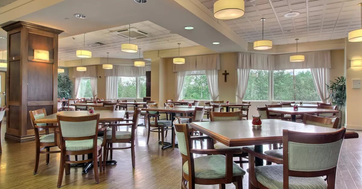 Salle à manger avec grandes fenêtres Chartwell Villa Saguenay résidence pour retraités