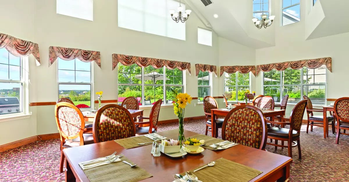 dining room at chartwell collegiate heights retirement residence