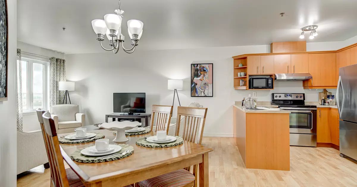 Salle à manger et cuisine appartement modèle Chartwell Villa de l'Estrie résidence pour retraités