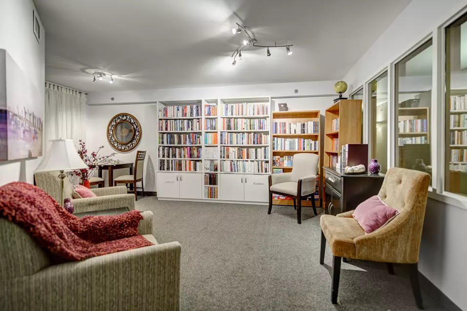 Bibliothèque tranquille avec fauteuils confortables Chartwell Notre-Dame de Victoriaville résidence pour retraités