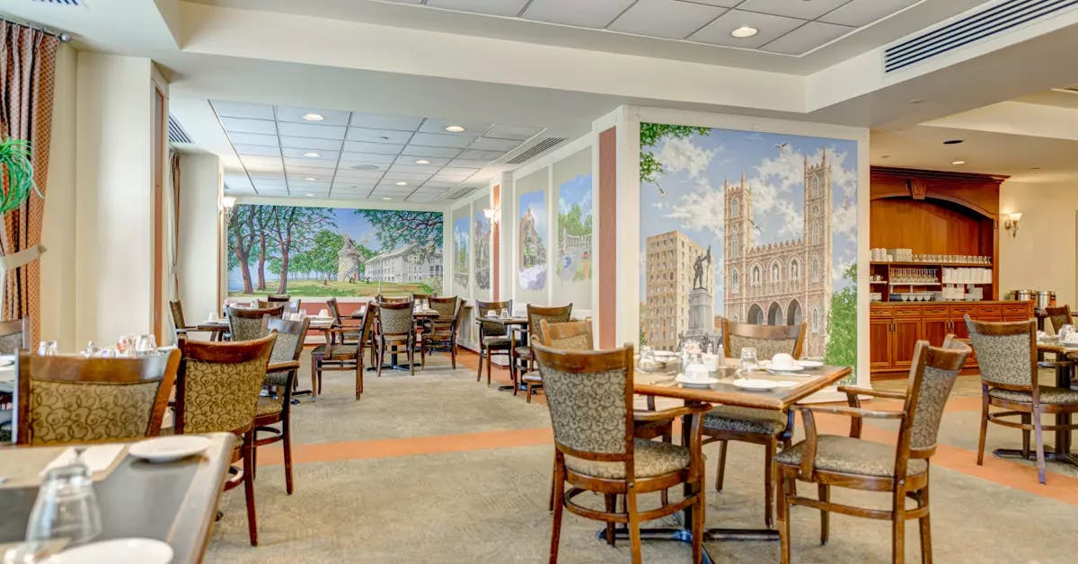 Dining room with murals at Chartwell Le Wellesley / Salle à manger avec peintures murales chez Chartwell Le Wellesley