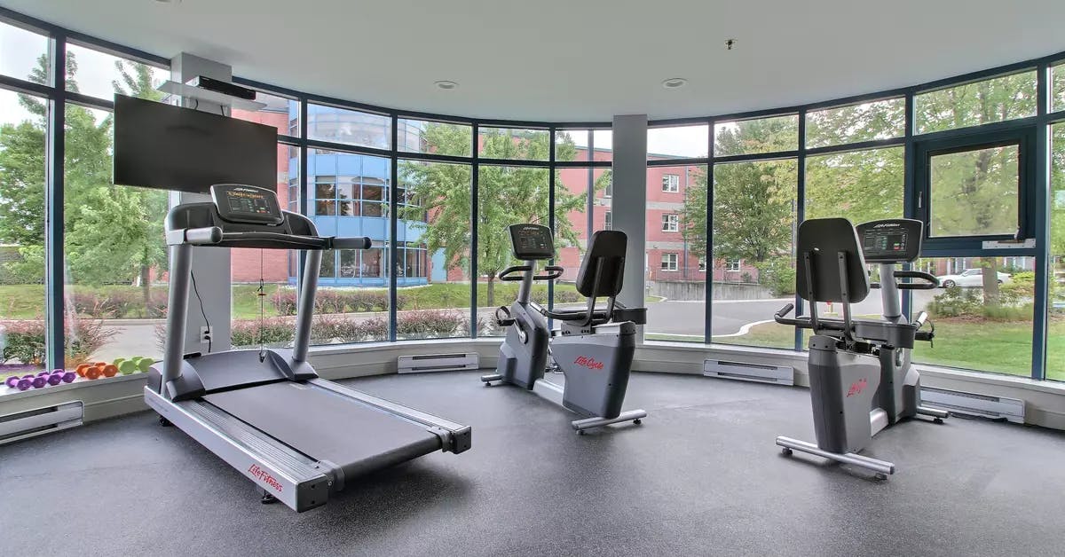 Salle de conditionnement physique gym dans verrière Chartwell Oasis St-Jean résidence pour retraités