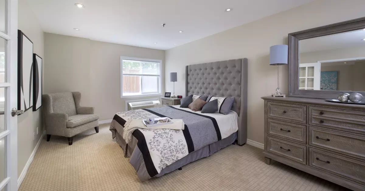 A spectacular bedroom of Chartwell Lansing Retirement Residence 