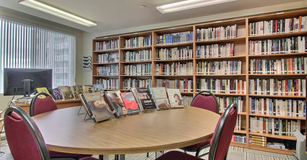 Bibliothèque avec table et chaises Chartwell Villa Saguenay résidence pour retraités