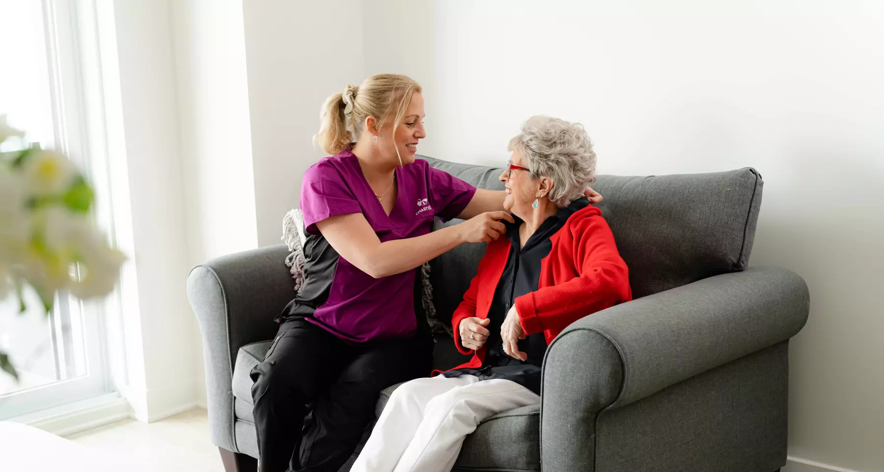 Chartwell staff is helping a resident wearing a red outer jacket / Le personnel de Chartwell aide un résident portant une veste rouge