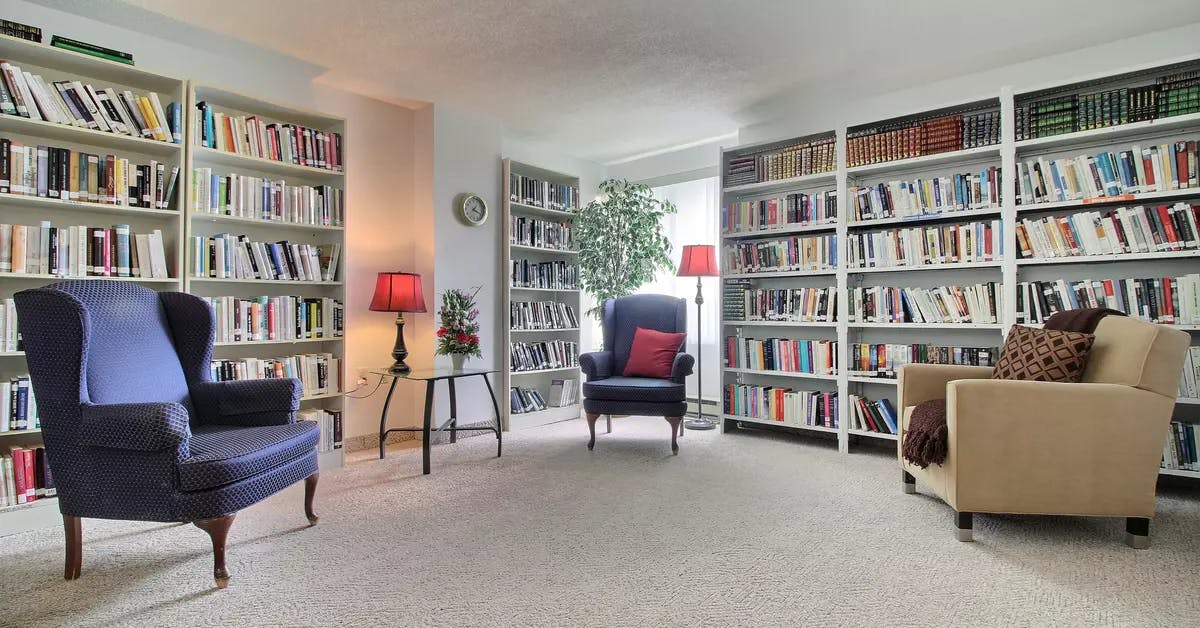 Bibliothèque avec fauteuils de lecture Chartwell Villa Jonquière résidence pour retraités
