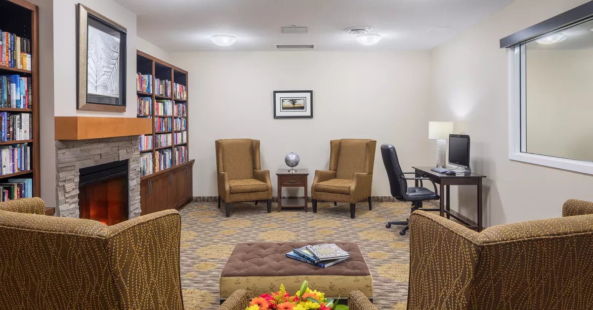 library lounge at chartwell cedarbrooke retirement residence