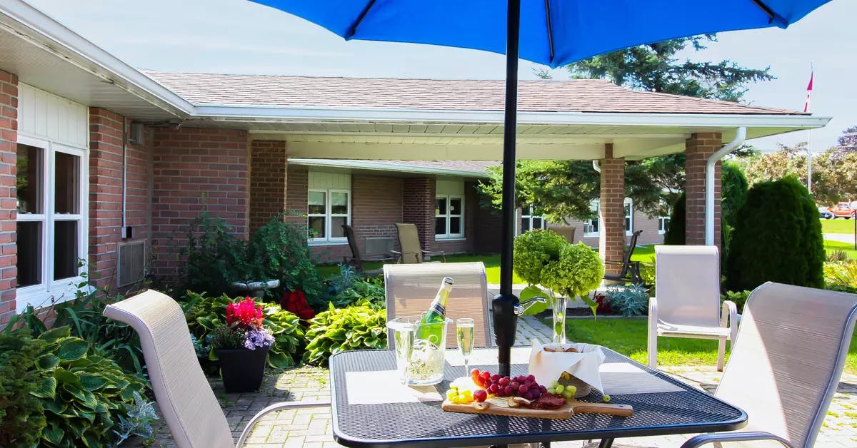 outdoor patio at chartwell hartford retirement residence