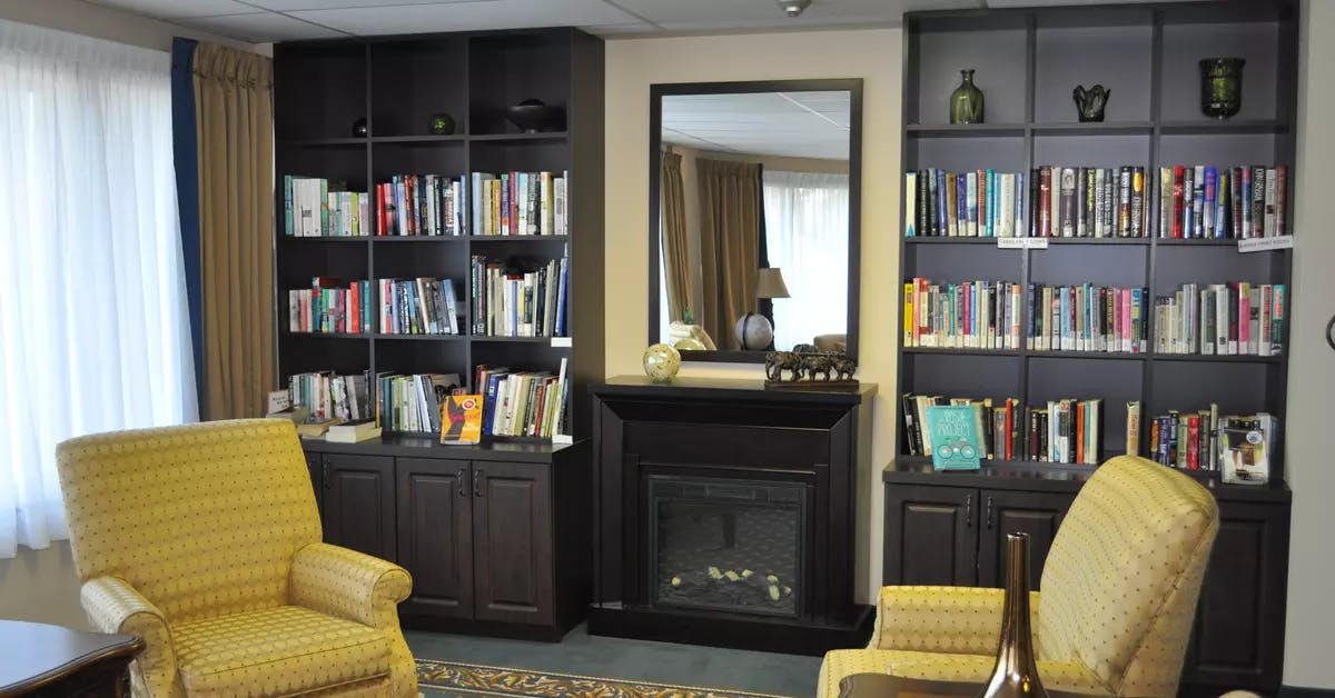 Library and comfortable seating at Chartwell Park Place Retirement Residence. 