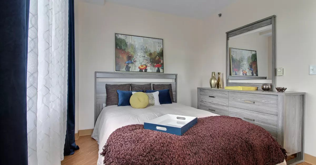 Chambre à coucher avec lit double dans appartement modèle Chartwell Villa Jonquière résidence pour retraités