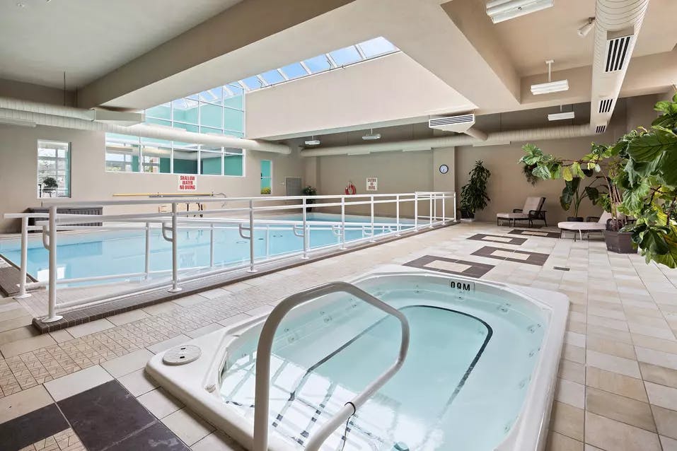 The pool of Chartwell Royalcliffe Retirement Residence 