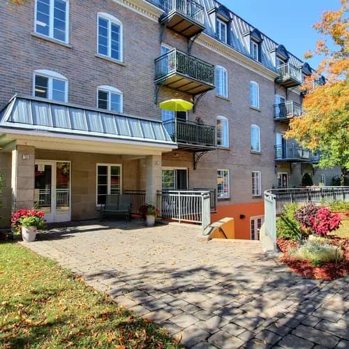 Entrée de l'immeubles des appartements Le Yamaska Chartwell Jardins de la Gare résidence pour retraités