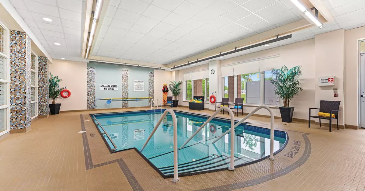 Indoor pool at Chartwell Clair Hills / Piscine intérieure chez Chartwell Clair Hills