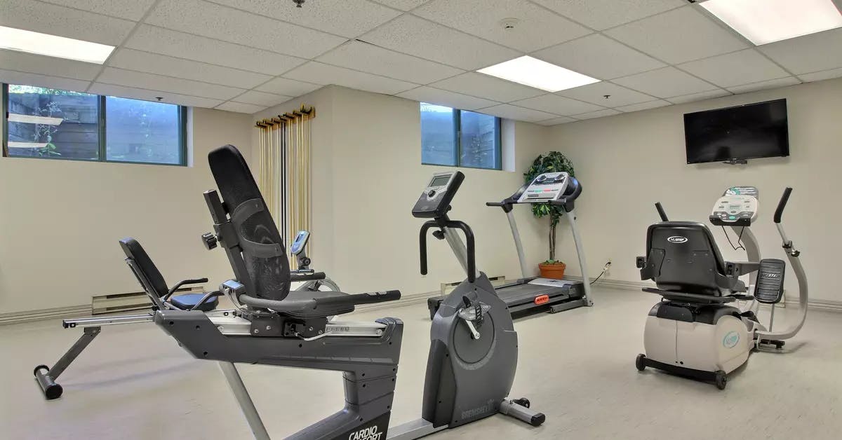 fitness room at chartwell chateau cornwall retirement residence résidence pour retraités salle de conditionnement gym