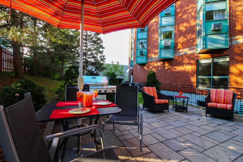 bbq area with patio at chartwell chateau cornwall retirement residence terrasse avec barbecue